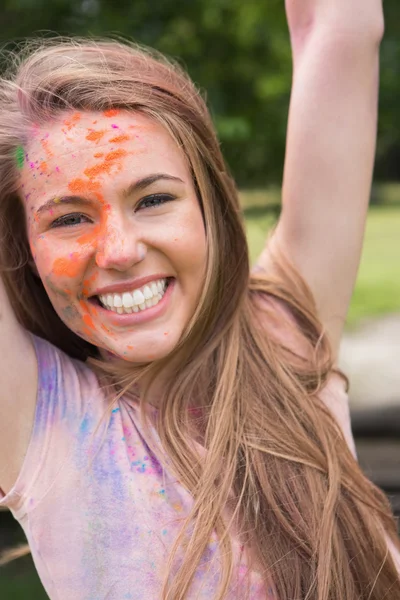 Frau hat Spaß mit Puderfarbe — Stockfoto