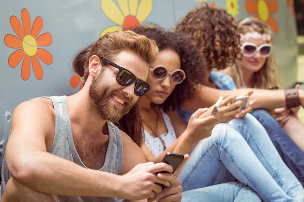 Hipster amigos usando seus telefones — Fotografia de Stock