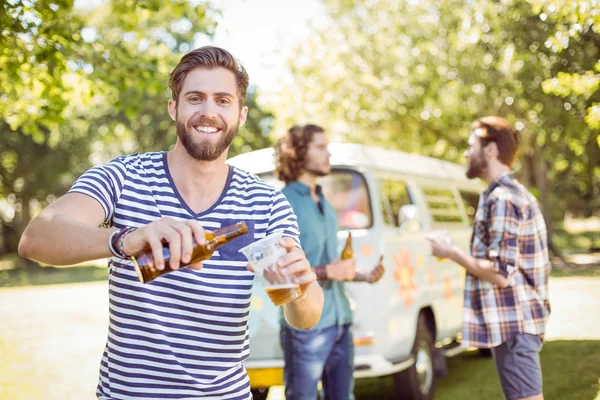 Hipster vrienden met een biertje samen — Stockfoto