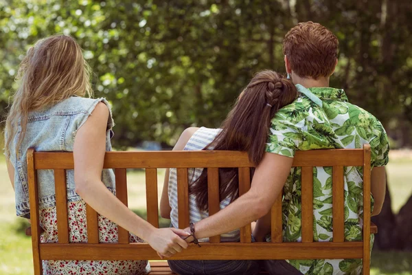 Junger Mann hält Hand von falschem Mädchen — Stockfoto