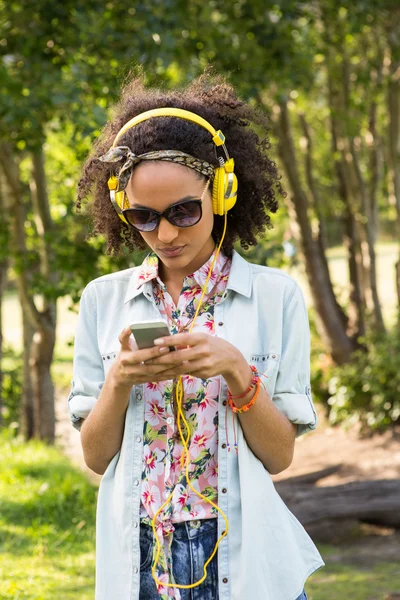 Bastante hipster usando su teléfono inteligente —  Fotos de Stock