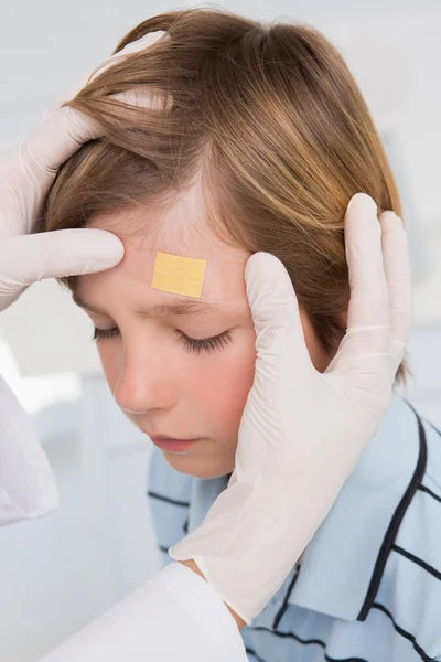 Doctor making plaster in little boy — Stock Photo, Image