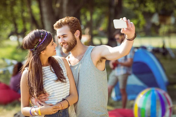 Hipster ζευγάρι που αναλαμβάνει μια selfie — Φωτογραφία Αρχείου