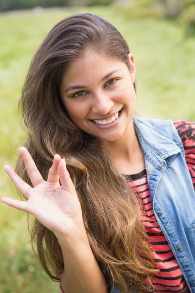 Morena bonita sorrindo para a câmera — Fotografia de Stock