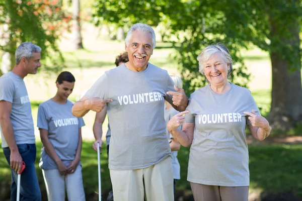 Felice volontario anziano coppia sorridente — Foto Stock