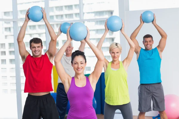 Instruktör med klass tränar med fitness bollar — Stockfoto
