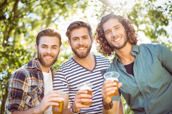 Hipster amigos tomando uma cerveja juntos — Fotografia de Stock