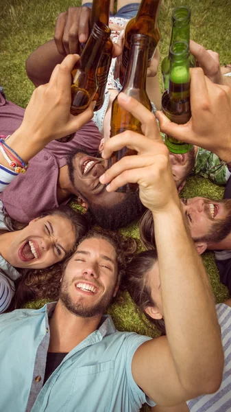 Jonge vrienden liggen op gras — Stockfoto