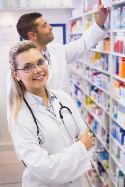 Farmacéutico mirando a la cámara — Foto de Stock