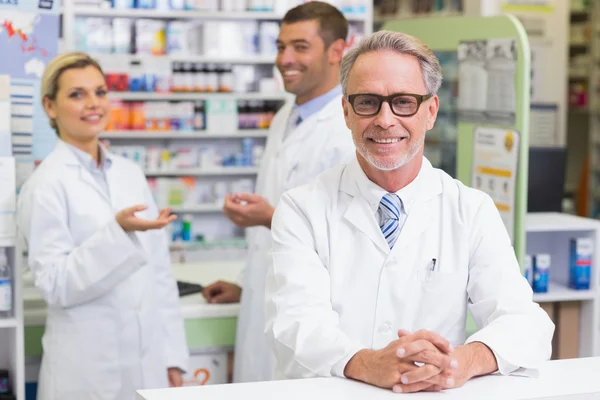 Tým farmaceutů se usmívá na kameru — Stock fotografie