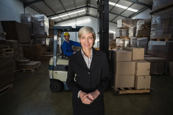 Manager staande voor werknemer — Stockfoto