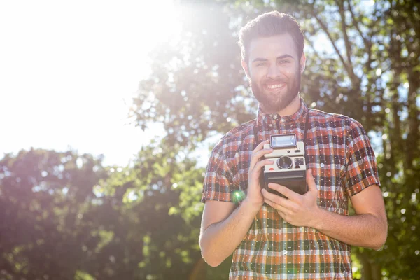 Όμορφος hipster κρατώντας εκλεκτής ποιότητας φωτογραφική μηχανή — Φωτογραφία Αρχείου