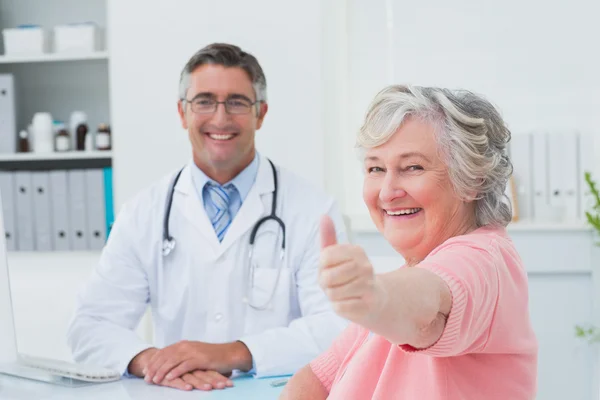 Pacienta, které ukazuje palec nahoru znamení — Stock fotografie