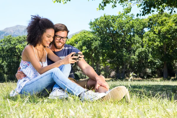 Hipster couple relaxing in the park — Stock Photo, Image