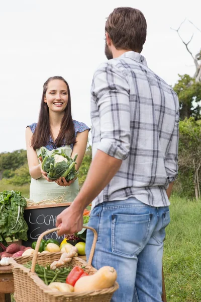 Vrouw verkoop van biologische groenten op markt — Stockfoto