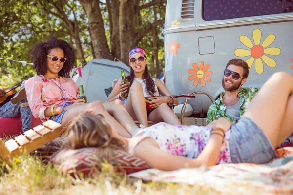 Happy hipsters avkopplande på campingen — Stockfoto