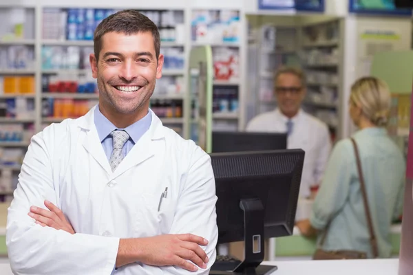 Lachende apotheker camera kijken — Stockfoto