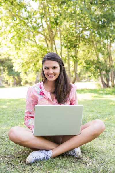 Kobieta korzysta z laptopa w parku — Zdjęcie stockowe