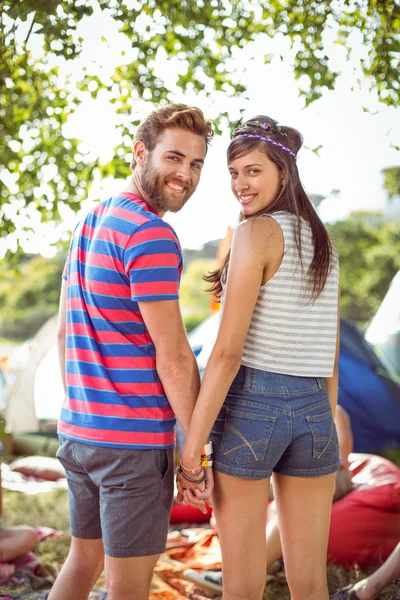 Hipster pareja cogida de la mano en el camping — Foto de Stock