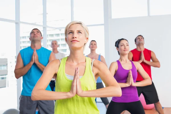 Pessoas meditando no clube de fitness — Fotografia de Stock