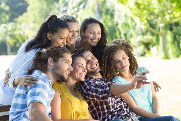 Amici sorridenti che si fanno un selfie — Foto Stock