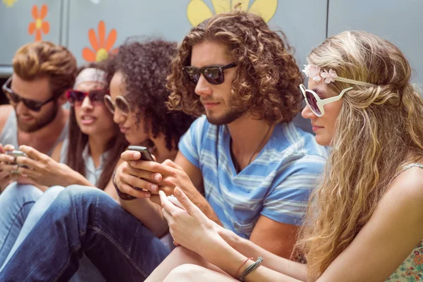 Hipster-Freunde mit ihren Telefonen — Stockfoto