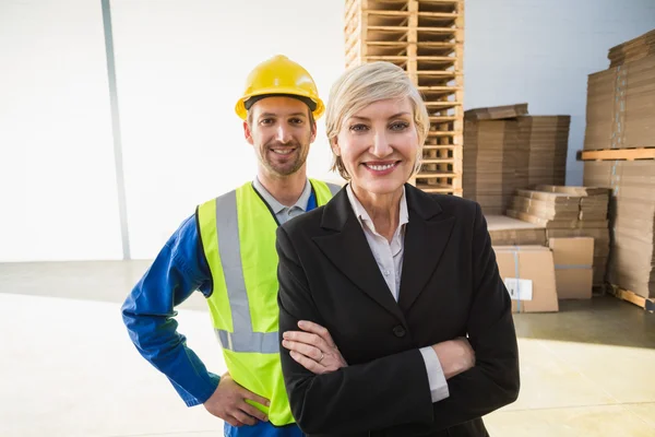 Magazzino sorridente lavoratore e il suo manager — Foto Stock