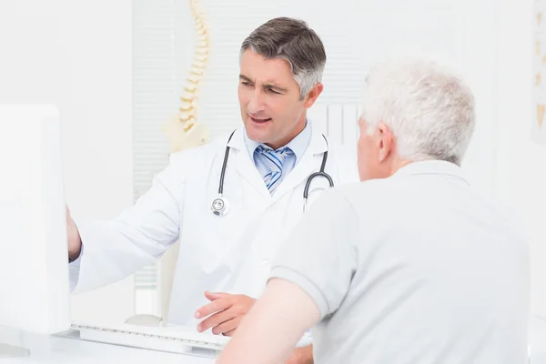 Doctor explaining reports to senior patient — Stock Photo, Image