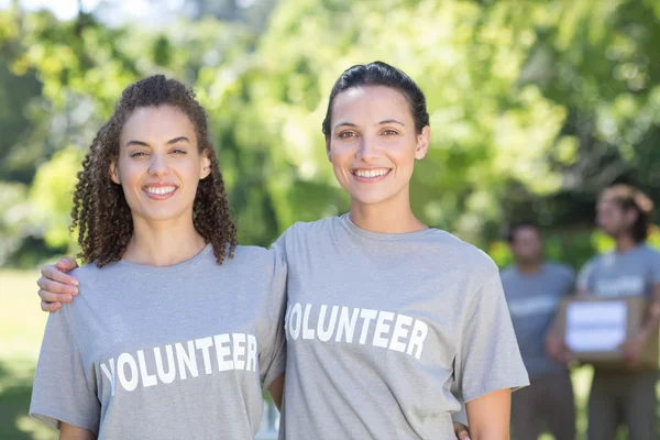 Glada volontärer i parken — Stockfoto