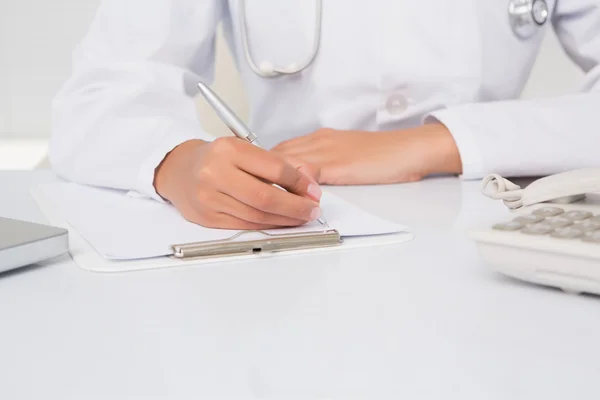 Medico scrivendo negli appunti — Foto Stock