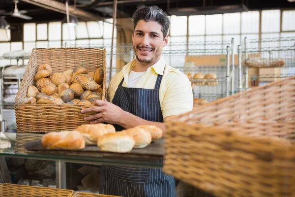 Trabalhador feliz segurando cesta de pão — Fotografia de Stock