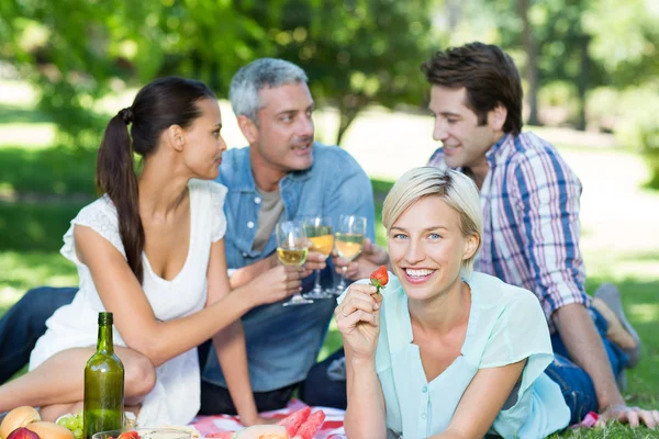 Parejas felices en el parque — Foto de Stock