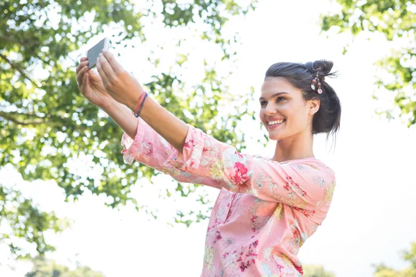 Bonita morena tomando una selfie — Foto de Stock