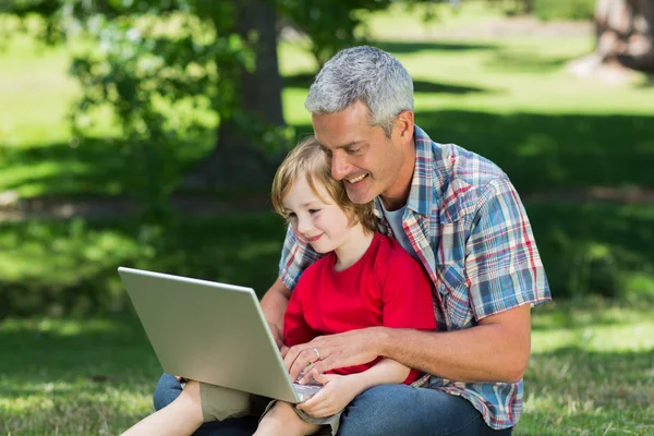 Mutlu baba oğlu ile dizüstü bilgisayar kullanarak — Stok fotoğraf