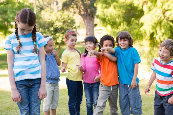 Niña siendo acosada en el parque — Foto de Stock