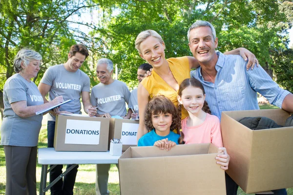 Familia sosteniendo cajas y sonriendo —  Fotos de Stock