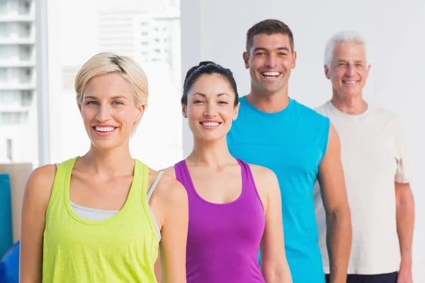 Glada kvinnor och män i sportkläder på gym — Stockfoto