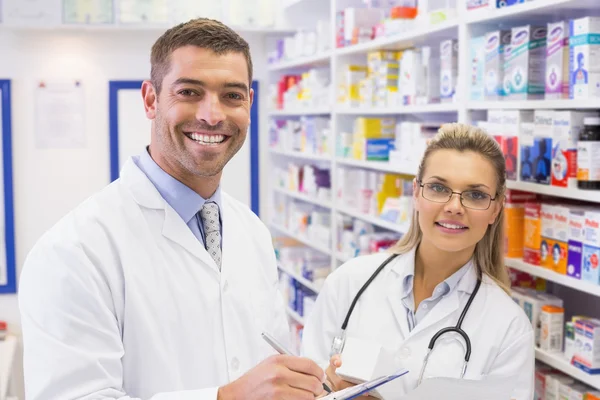 Team di farmacisti che sorridono alla telecamera — Foto Stock