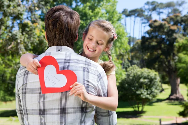 Far och dotter kramas i parken — Stockfoto