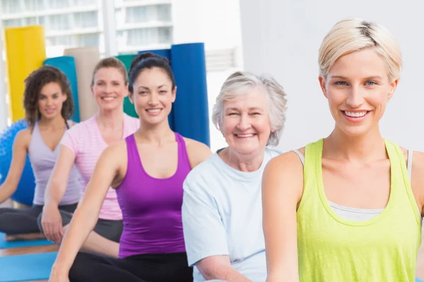 Frauen praktizieren Yoga während des Fitnesskurses — Stockfoto