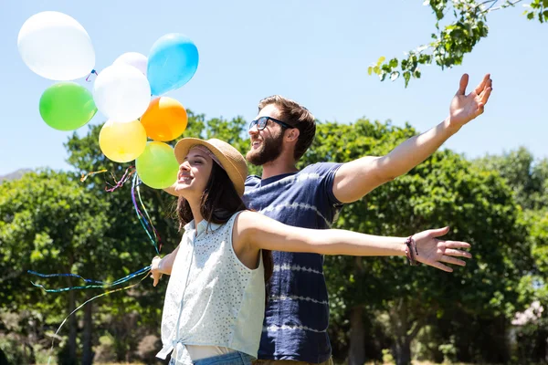 Coppia di hipster rilassarsi nel parco — Foto Stock