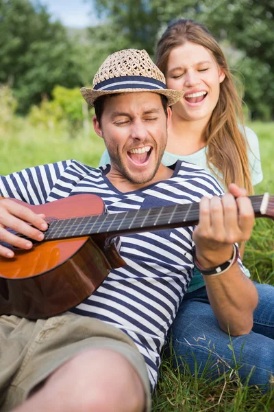 Leuk paar ontspannen in het park — Stockfoto