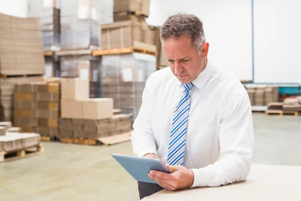 Chefe focado usando tablet digital — Fotografia de Stock