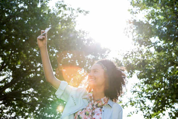 Hübsche Hipsterin mit ihrem Smartphone — Stockfoto