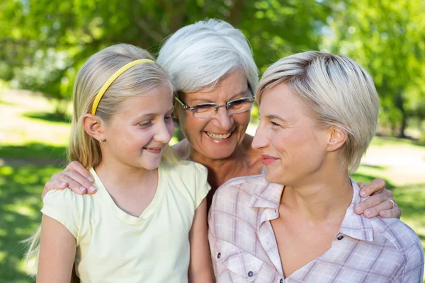 Blonde met haar dochter en grootmoeder — Stockfoto
