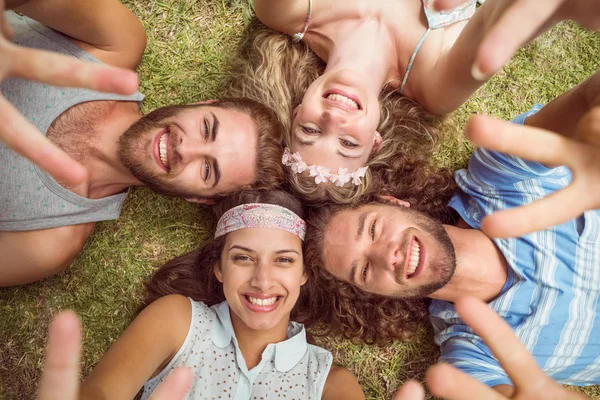 Hipsters acostado en la hierba sonriendo — Foto de Stock