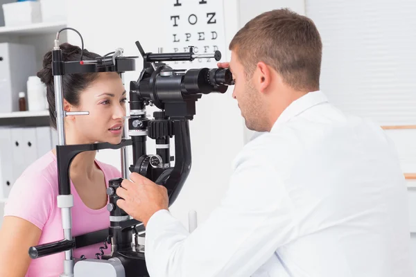 Patient wird vom Optiker untersucht — Stockfoto