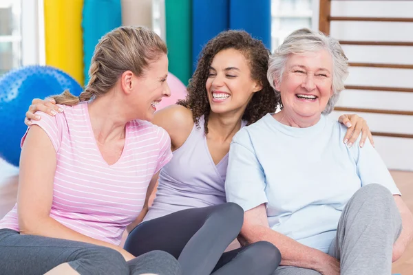 Female friends sitting in gym — Stock Photo, Image