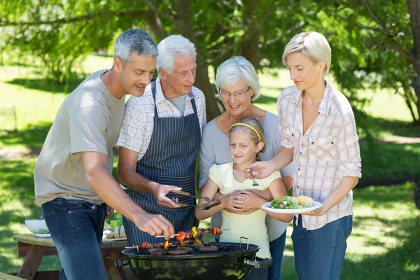 Familie grillt im Park — Stockfoto