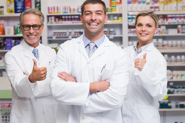 Team di farmacisti che sorridono alla telecamera — Foto Stock